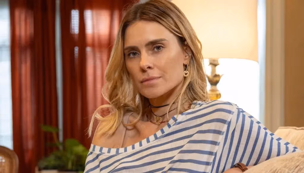 Carolina Dieckmann cobra checagem de informações em debate entre Lula e Flávio Bolsonaro na Globo