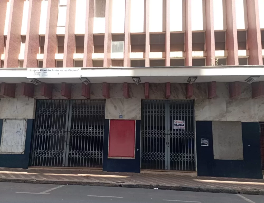 Cine Bristol, no Centro de Ribeirão Preto, está fechado e com placas de locação; local recebeu o Cineclube Cauim por muitos ano.